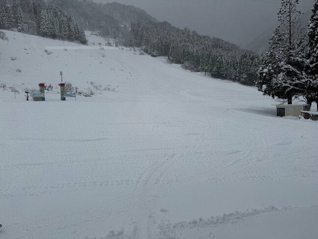 宇奈月温泉スキー場が5日オープン 年明け寒波の降雪で一部ゲレンデで滑走可能に 去年クリスマス開始予定も雪不足で延期に 富山・黒部市|TBS NEWS DIG