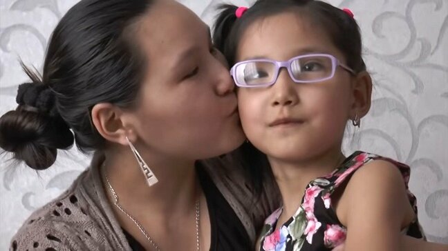 失明するおそれある7歳の娘「手術をしないと目が見えなくなる、でもお金がない」母と祖母の思い【盲目の先生・最後の支援　第15話／全17話】|TBS NEWS DIG