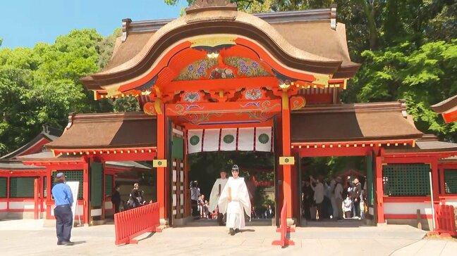 宇佐神宮の西大門で通り初め　檜皮の葺き替えや飾り金具を新調　2年半の改修工事終わる　大分|TBS NEWS DIG