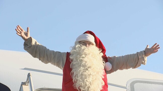 クリスマス前にサンタクロースが日本にやってきた　フィンランドから日本までは「トナカイを休ませるため飛行機で移動」|TBS NEWS DIG