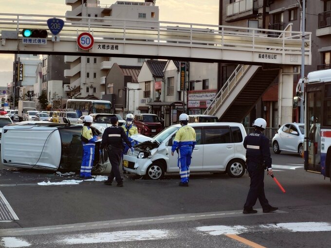 長崎市の交差点で３台玉突き　１台横転|TBS NEWS DIG