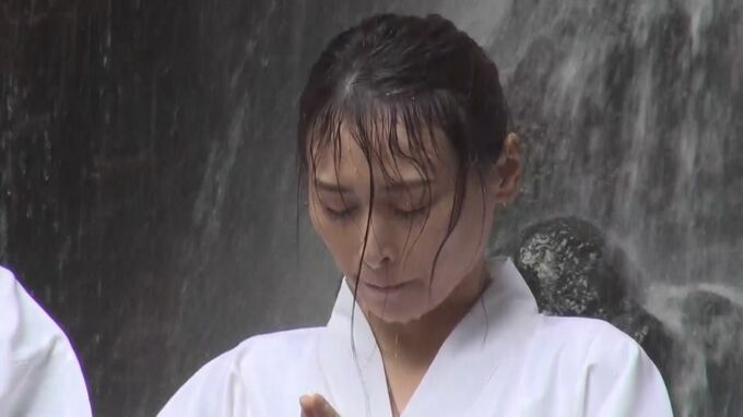 「すっきりした気分」冷たい水に打たれ祈り捧げる 不動滝で滝開き 石川・中能登町　|　石川県のニュース｜MRO北陸放送