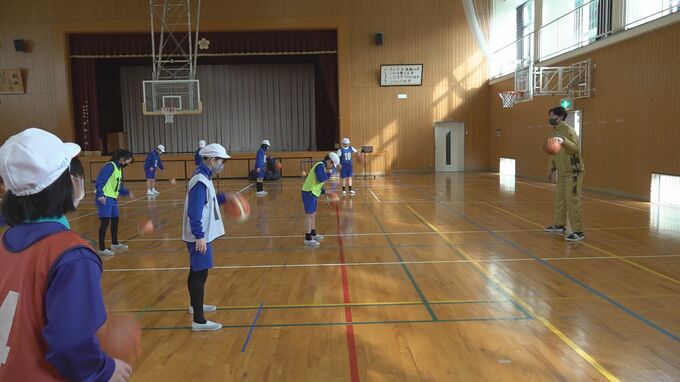 石川ユナイテッドの金沢武士団が小学校でバスケットボール教室　|　石川県のニュース｜MRO北陸放送