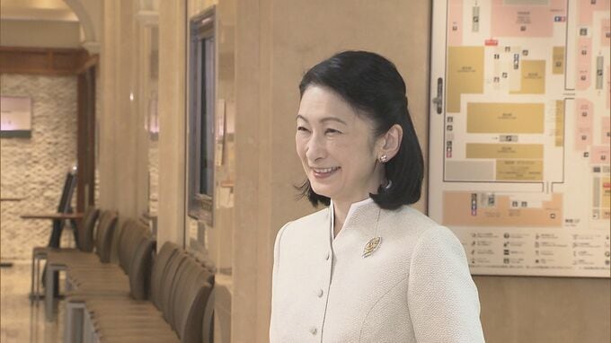 秋篠宮妃 紀子さま「優しい気持ちになりました」 都内で山村御流いけばな展を鑑賞　珠洲焼に復興の願い込めた生け花の説明受け|TBS NEWS DIG