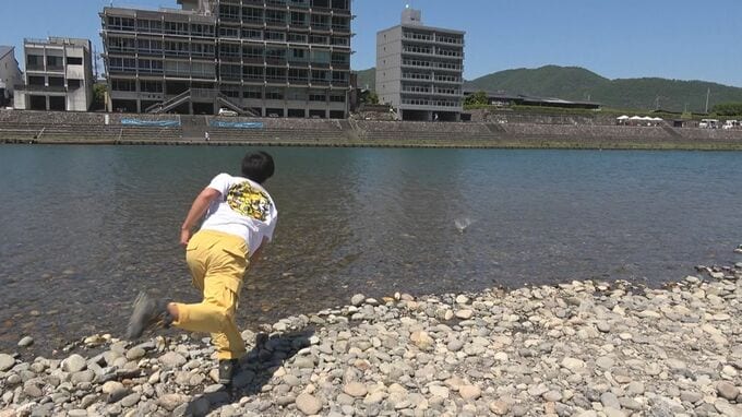 岐阜･長良川で｢水切り大会｣ “真夏日”のなか真剣勝負 全国から131人参加 気に入った石を投げ…最高成績は｢名人の部｣で出た16回！　|　名古屋・愛知・岐阜・三重のニュース【CBC news】 | CBC web