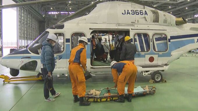 「機内は想像以上に狭い…」船舶にヘリで駆けつけ治療にあたる“洋上救急”訓練を実施　|　福岡のニュース｜RKB NEWS｜RKB毎日放送