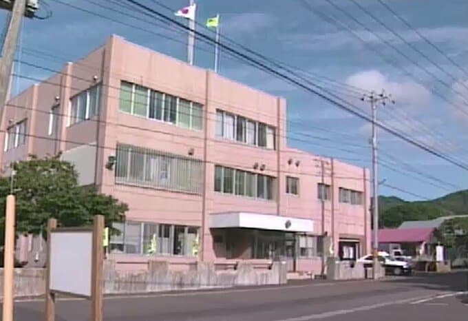 女性の車のナンバープレートを折り曲げた疑い　60歳男は「やっていない」と否認　現場の共同住宅は同様の被害が散発　北海道福島町|TBS NEWS DIG