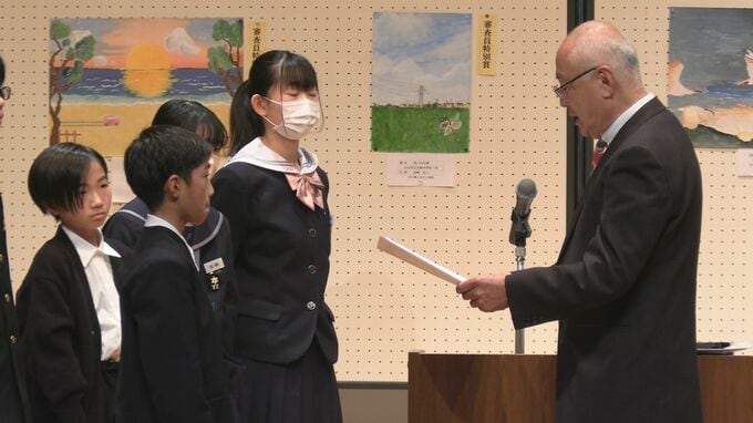 “ふるさとの思い詰まった力作並ぶ” 町のたからものテーマにした子どもたちの絵画コンクール表彰式|TBS NEWS DIG