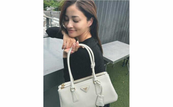 【 黒木メイサ 】　「なんだかパッとしない天気。充実した週末を過ごせますように」　プラダのバッグを片手にポーズ　オフショットに反響|TBS NEWS DIG