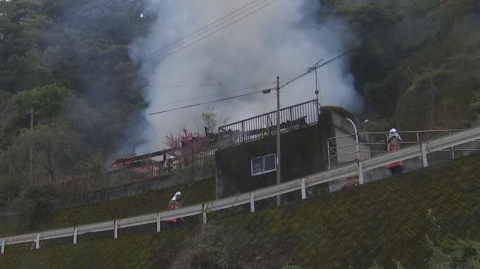 「木造平屋の住宅から黒煙が出ている」鹿児島市小野で住宅火災　現在も消火活動続く|TBS NEWS DIG