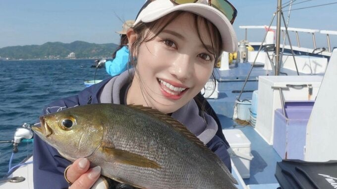【 片原恵麻 】　「イサキ、美味しいよね」　関東の海でイサキ釣りを満喫　肩幅超えのサイズに満面の笑み　先日は「３００キロ超」の巨大クロマグロを釣り上げ、話題に|TBS NEWS DIG