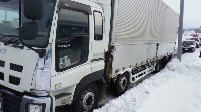 「異音はしていた」大型トラックの左後タイヤ2本脱落　1本はコンビニに駐車中の乗用車に衝突　去年10月から11月ごろ業者が交換　北海道旭川市|TBS NEWS DIG