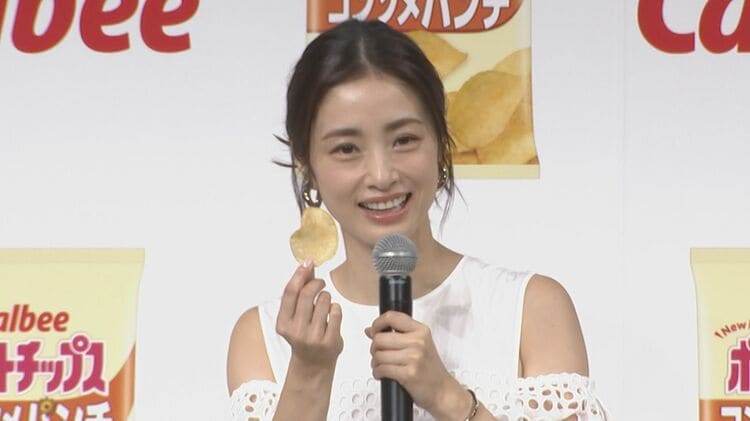 上戸彩】「子育ては大変だけど、それ以上に幸せ」子どもたちとの写真に