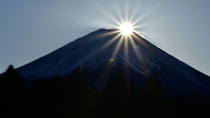 ダイヤモンド富士 富士山頂からの初日の出 山梨・富士河口湖町 【画像