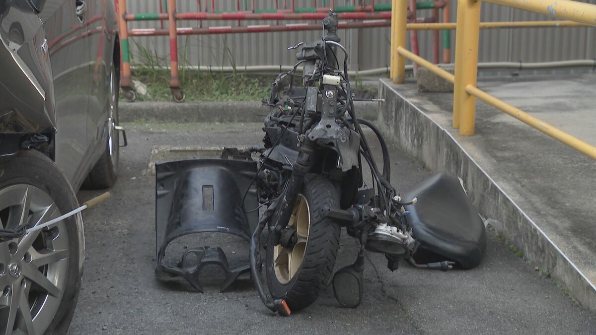 バイクは大破… ｢赤信号は分かっていたが、無視した｣ バイクの18歳男性に重傷を負わせた疑い 自称会社役員の男(76)を逮捕 　名古屋・港区の交差点で事故