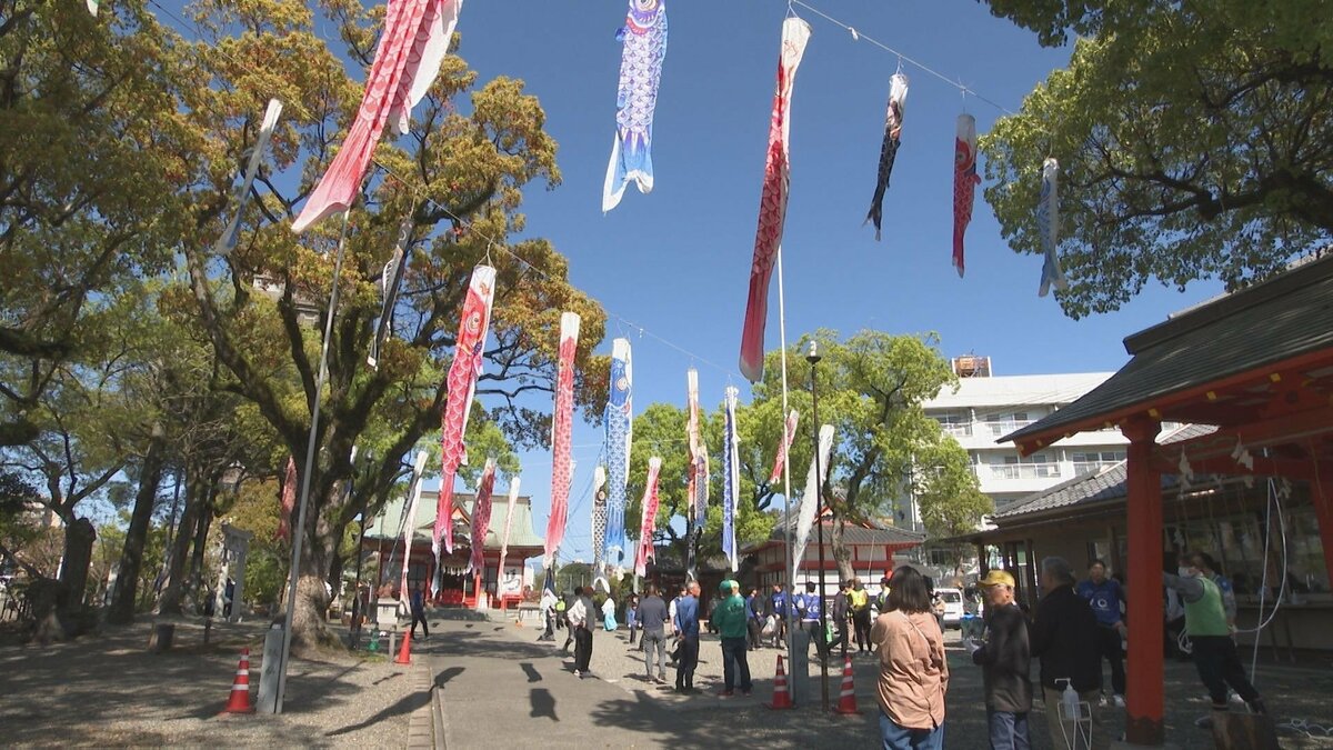 子どもたちの健やかな成長を願い　端午の節句を前に「こいのぼり」　大分市の神社で地域住民らが飾り付け