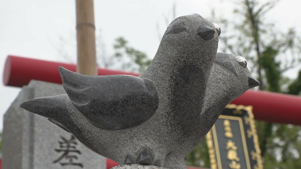 姿を拝むと疫病を逃れられると伝えられる「ヨゲンノトリ」　2体の石像を神社に奉納　山梨市
