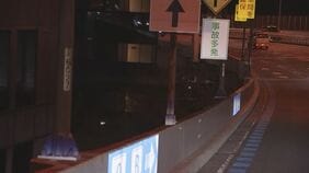 首都高で乗用車とバイクの事故 バイクの男性(62)が道路上から川に落下 自ら泳いで岸に向かい…病院搬送も命に別状なし 警視庁|TBS NEWS DIG