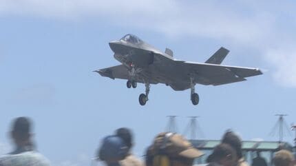 硫黄島の訓練を報道公開 アメリカ軍空母艦載機FCLP F35C初参加