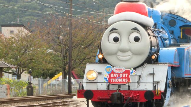 「かっこいいよ」「たのしみ!」サンタ帽でクリスマス仕様の「きかんしゃトーマス号」運行開始=静岡・大井川鉄道|TBS NEWS DIG