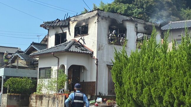 「家から煙が出ている」木造2階建て住宅の2階から出火　住人の3人は外出中で無事　福岡県北九州市若松区|TBS NEWS DIG