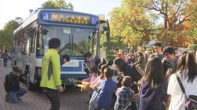 バスや鉄道など公共交通に親しんで　鳥取市でとっとり交通フェスタ　家族連れなどで賑わう|TBS NEWS DIG