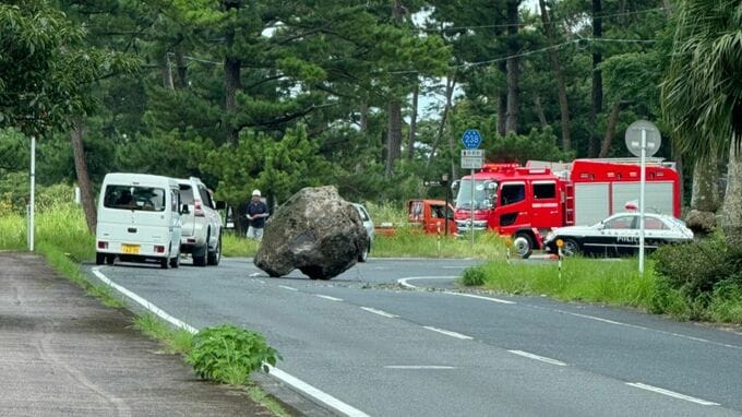 ２メートルの落石　道路をふさぐ　鹿児島・指宿市　|　鹿児島のニュース｜MBC NEWS｜南日本放送