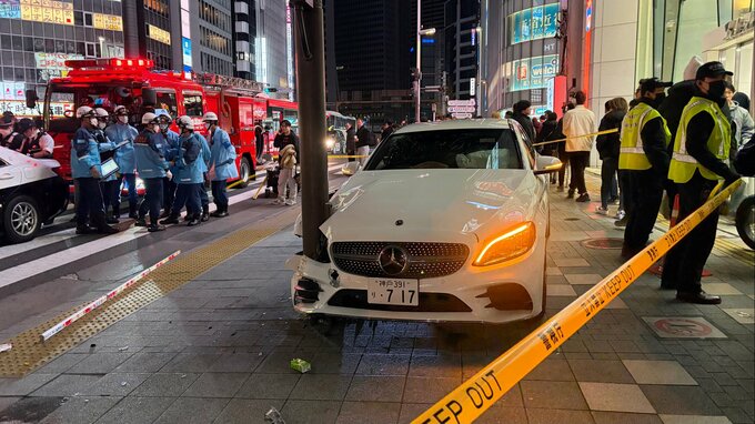 【速報】乗用車が歩道に乗り上げ歩いていた女性2人をはねたか　東京・新宿駅近く　3人けが|TBS NEWS DIG