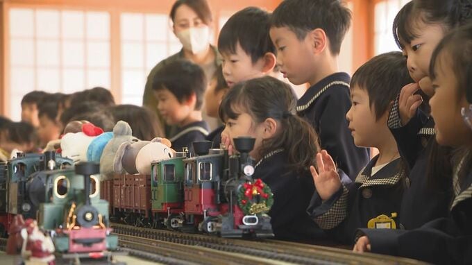 寺の本堂に大型鉄道模型登場　園児たちが鉄道の世界に大はしゃぎ　大分　|　大分のニュース｜OBS NEWS｜大分放送