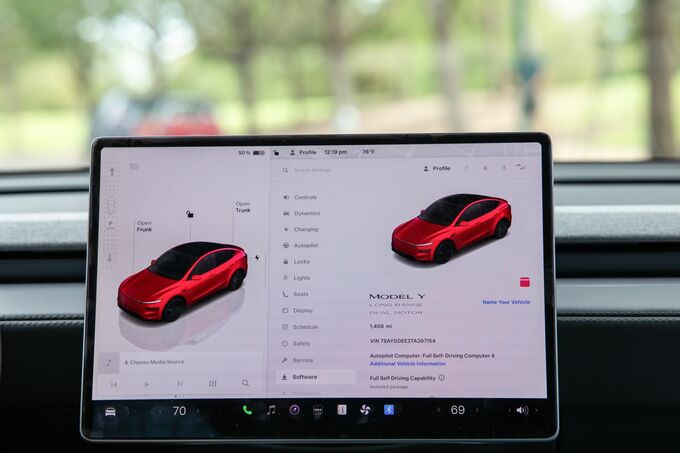 テスラ、アップル「カープレイ」対応を準備－マスク氏が方針転換