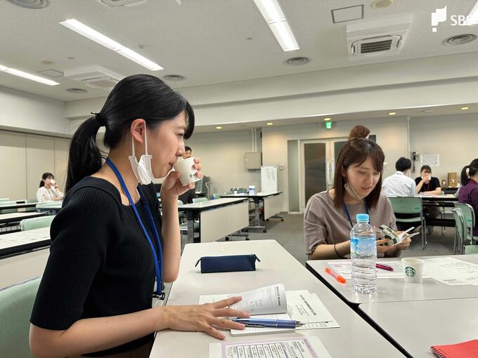 「目の前のお客様は異なるニーズを持っているかもという意識で」“スタバ”の店舗マネージャーから市役所の新人職員が学ぶ＝静岡・藤枝市|TBS NEWS DIG