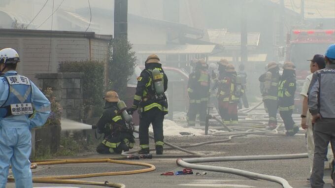 「炎がバキバキとあがっていました」鳥取市の住宅密集地で建物火災　2棟全焼　消火活動にあたった近隣住民が熱中症疑いで救急搬送　|　BSSニュース | BSS山陰放送