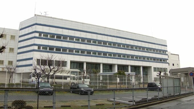 20代妻の胸ぐらと首をつかみ棚に押しつける暴行の疑い　福岡拘置所の刑務官の男(24)を逮捕　「間違いありません」容疑認める　|　福岡のニュース｜RKB NEWS｜RKB毎日放送