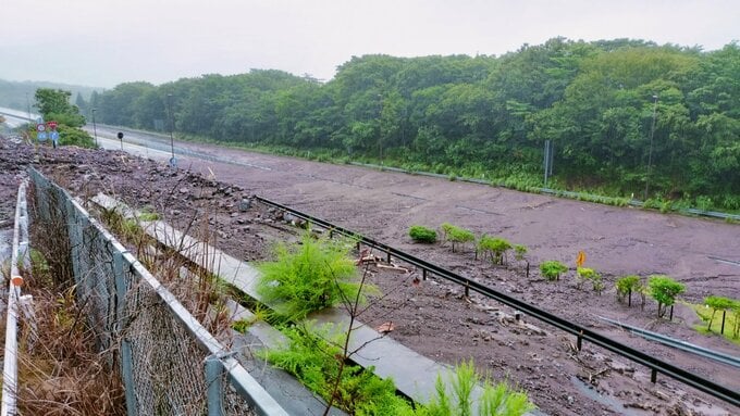 大分自動車道で大規模な土砂崩れ　大雨の影響、上下線ふさぐ　復旧の見通し立たず　|　大分のニュース｜OBS NEWS｜大分放送