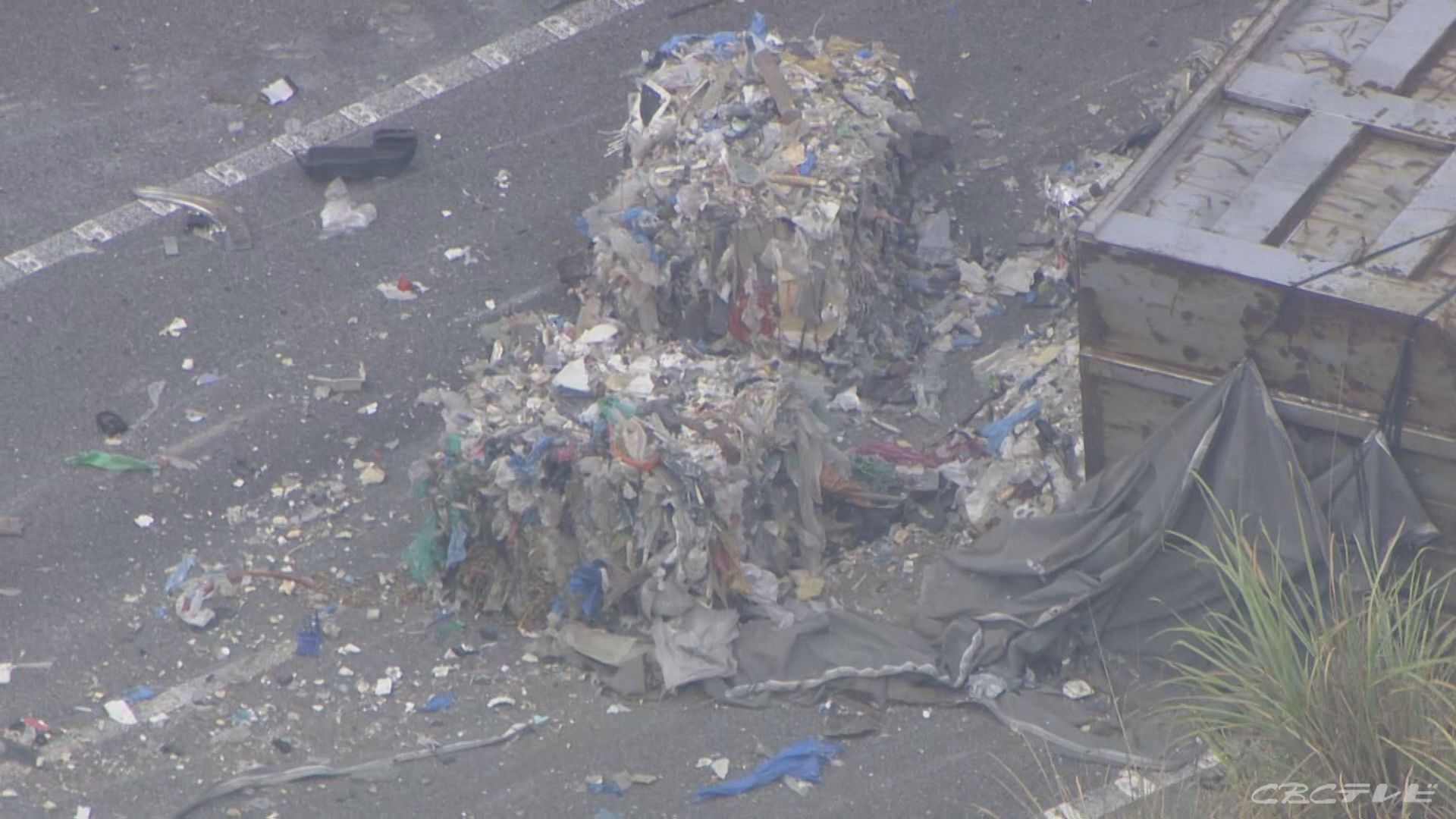 トレーラーが横転し道を塞いでいる」新東名の一部区間で通行止め 52歳