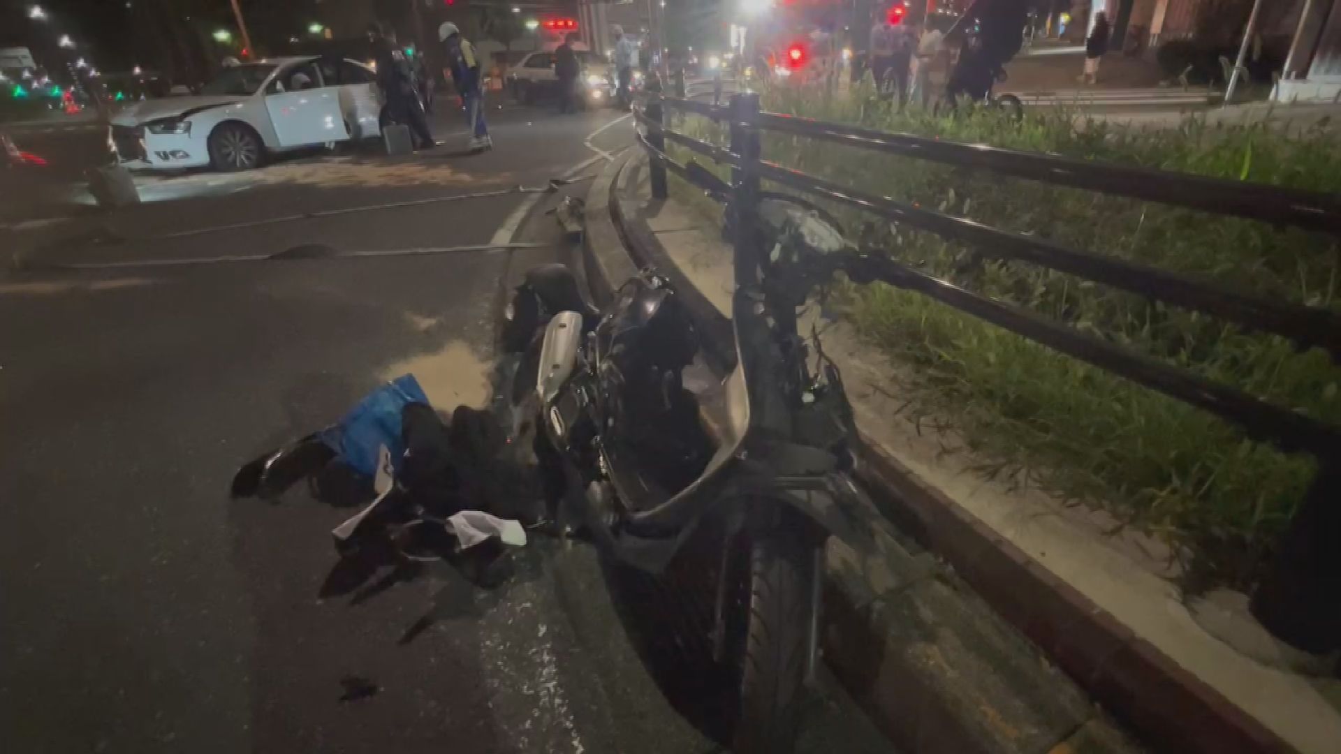 原付バイクの男性が死亡 乗用車に衝突されごみ収集車にもぶつかり大破　乗用車運転の男の呼気から基準値を超えるアルコール検出 