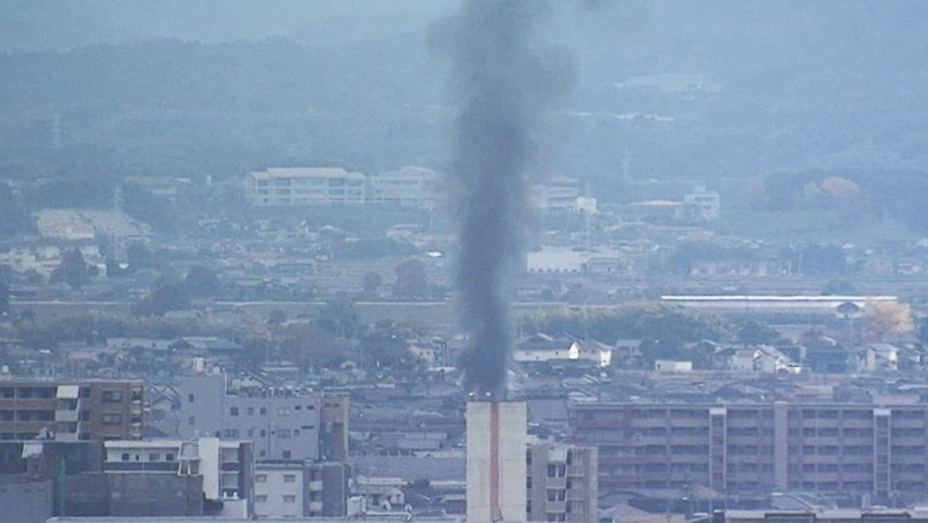 空に黒煙 警察官対応中の民家から出火 2時間後に200m先の民家でも