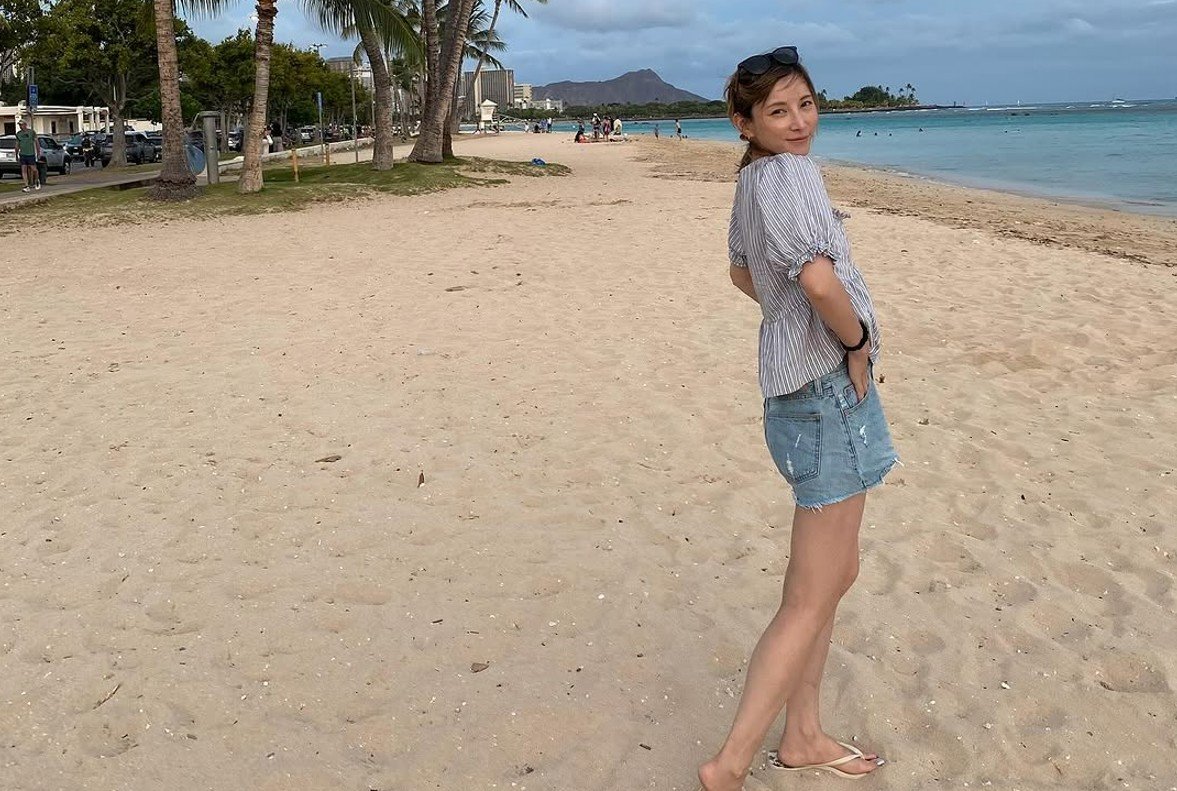 加藤あい 】 海辺で振り向きスマイル ファン「来たーーーっ」 ハワイの