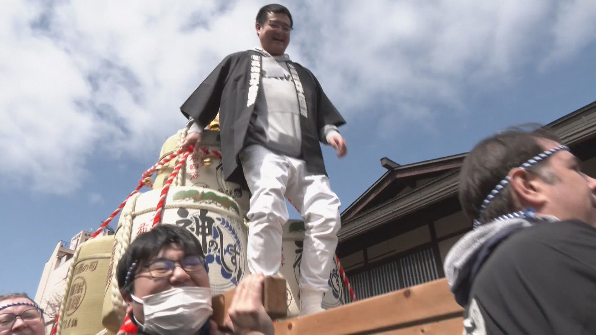 新酒「神のしずく」の完成祝う雫宮祭 …酒樽みこしが街を練り歩く 外国
