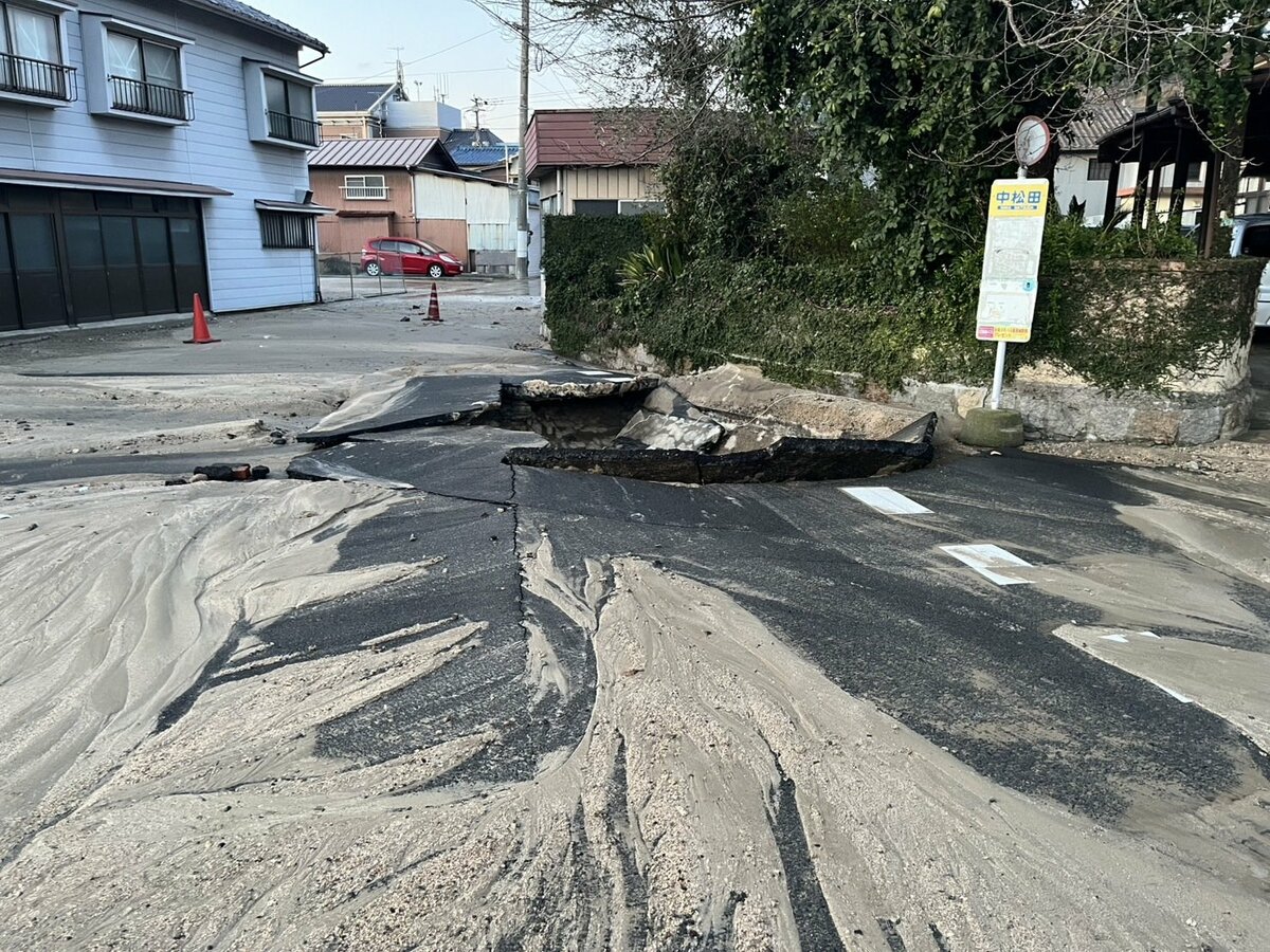 道路が水浸しに」「電柱が倒れ炎が」送水管の漏洩で道路陥没 4km離れた 道路が水浸しに」「電柱が倒れ炎が」送水管の漏洩で道路陥没 4km離れた