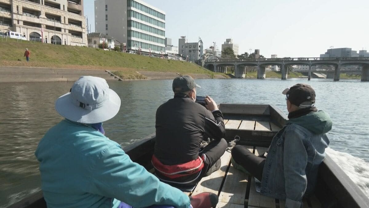 船から「乙川」沿いの桜並木などを堪能 遊覧船の運航始まる 4月5日まで 愛知・岡崎市