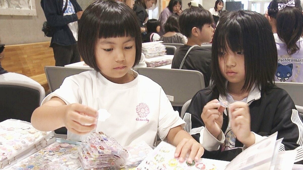 平成初期のブーム再燃！シール交換に親子で夢中