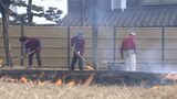 日本の歴史公園100選の「かもがた町家公園」で“芝焼き” 約500平方メートルの芝生広場が黒一色に【岡山・浅口市】|TBS NEWS DIG