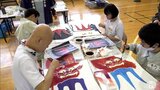 養護学校の生徒がまさかりをイメージした下北凧作りに挑戦　青森県・むつ市|TBS NEWS DIG