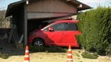 通学路であわや…道沿いの民家倉庫に車が突っ込む　運転していた男性が意識不明の重体　「台所で弁当の用意をしていたらドンっていう音がした」　近くには小学校も|TBS NEWS DIG