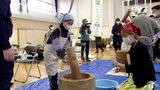 「米粒の感じが少し残っていておいしかった」児童が収穫した紫黒米で餅つき 青森県東北町|TBS NEWS DIG