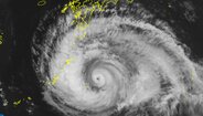 【台風情報】台風13号（ドルフィン）沖縄・奄美へ…最大瞬間風速60m、走行中のトラック横転するほどの猛烈な風のおそれ、高波に警戒　中心気圧950hPaの強い勢力【雨と風のシミュレーション】　|　富山のニュース｜天気・防災｜チューリップテレビ