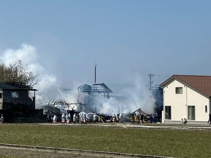 速報】納屋から出火、隣の建物に火が…富山県入善町で火災 消防が消火