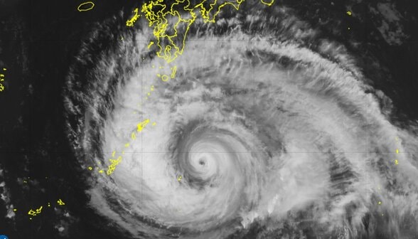 【台風情報】台風13号(ドルフィン)沖縄・奄美へ…最大瞬間風速60m、走行中のトラック横転するほどの猛烈な風のおそれ、高波に警戒 中心気圧950hPaの強い勢力【雨と風のシミュレーション】 | 富山のニュース|天気・防災|チューリップテレビ