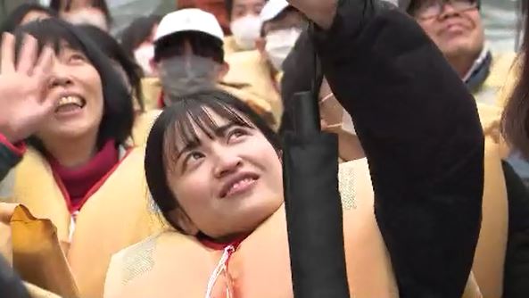 投網のパフォーマンスや民謡も…卒業間近の中学生が試運航に招かれ川面からの眺めを満喫、天竜川のライン下り 4月からの運航開始を前に安全祈願祭 | SBC NEWS | 長野のニュース | SBC信越放送